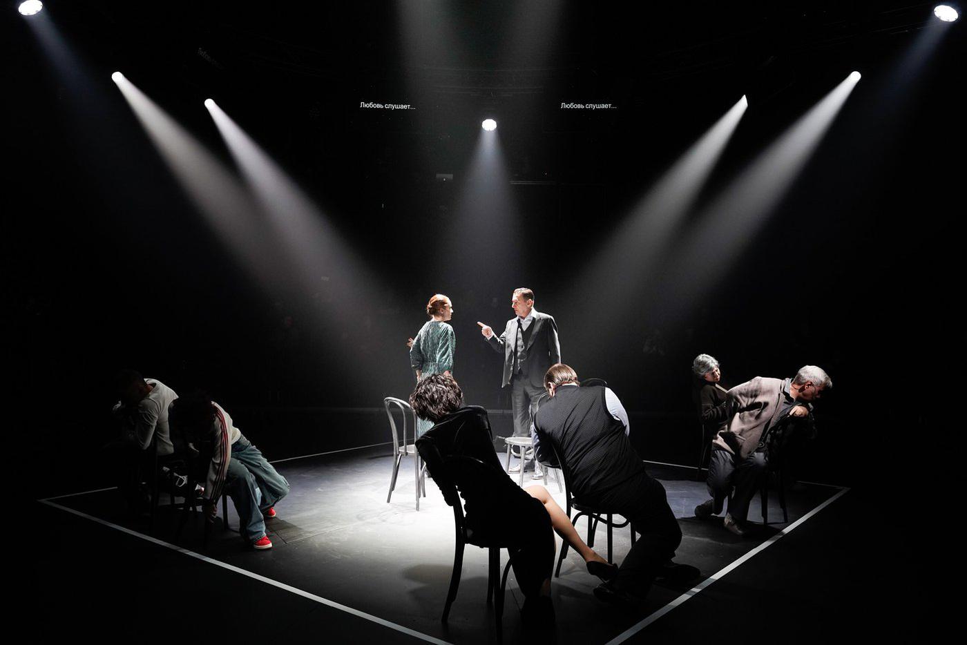 Артисты вращаются на поворотном круге.