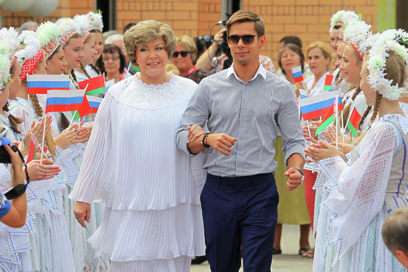 Эдита и Стас Пьеха на церемонии открытия "Звезды" во время XXII Международного фестиваля искусств "Славянский базар в Витебске".