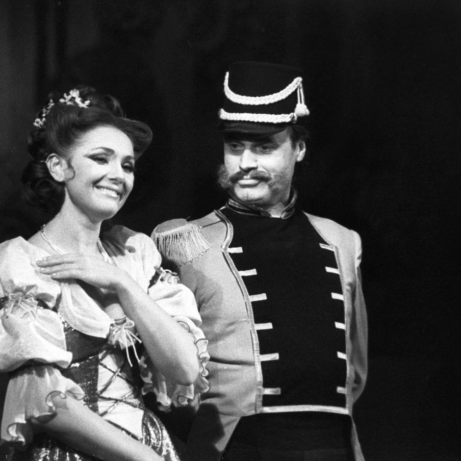 Умер народный артист России Виталий Мишле. В возрасте 84 лет ушёл из жизни народный артист РФ Виталий Мишле. 21 ноября генеральный директор Московского государственного академического театра оперетты Владимир Тартаковский сообщил о кончине выдающегося артиста в беседе с ТАСС. По его словам, причиной смерти стали преклонный возраст и заболевания. Дата похорон пока не определена