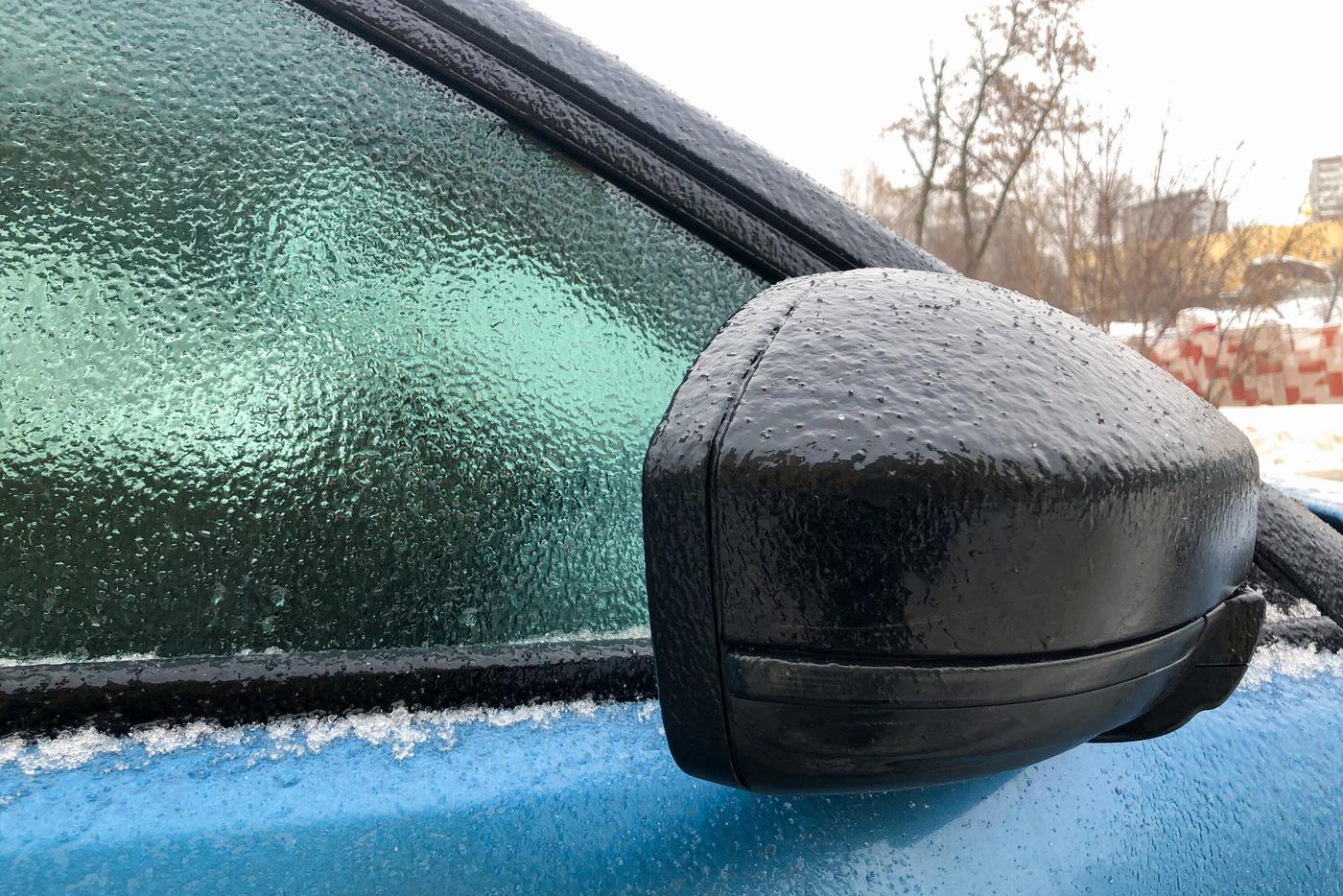 МЧС предупредило москвичей и гостей города о ледяном дожде и гололедице