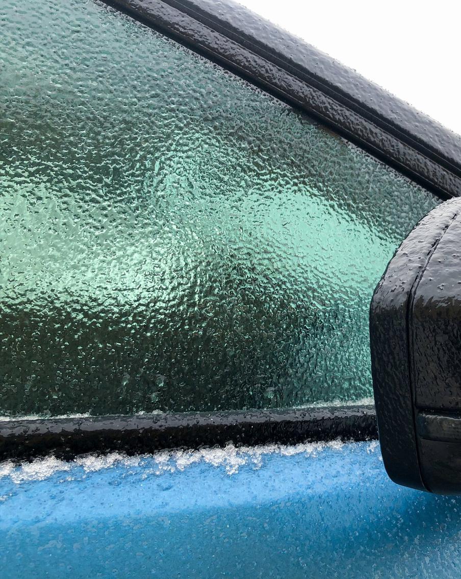 МЧС предупредило москвичей и гостей города о ледяном дожде и гололедице