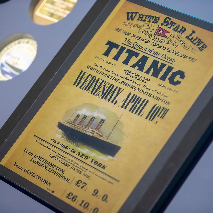 Часы утонувшей на "Титанике" семейной пары продали на аукционе за $2,33 млн. На аукционе, проводимом в доме "Генри Олдридж энд сан" в городе Дивайзес, графство Уилтшир, были проданы золотые карманные часы, принадлежавшие Исидору Штраусу, известному американскому предпринимателю и совладельцу универмага Macy's. Эта ценная реликвия была приобретена за рекордную сумму в £1,78 миллиона, что эквивалентно примерно $2,33 миллиона