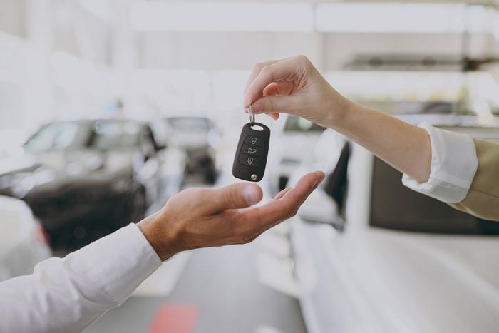 Среди продавцов автомобилей становится популярна "бабушкина схема", ранее появившаяся на рынке недвижимости