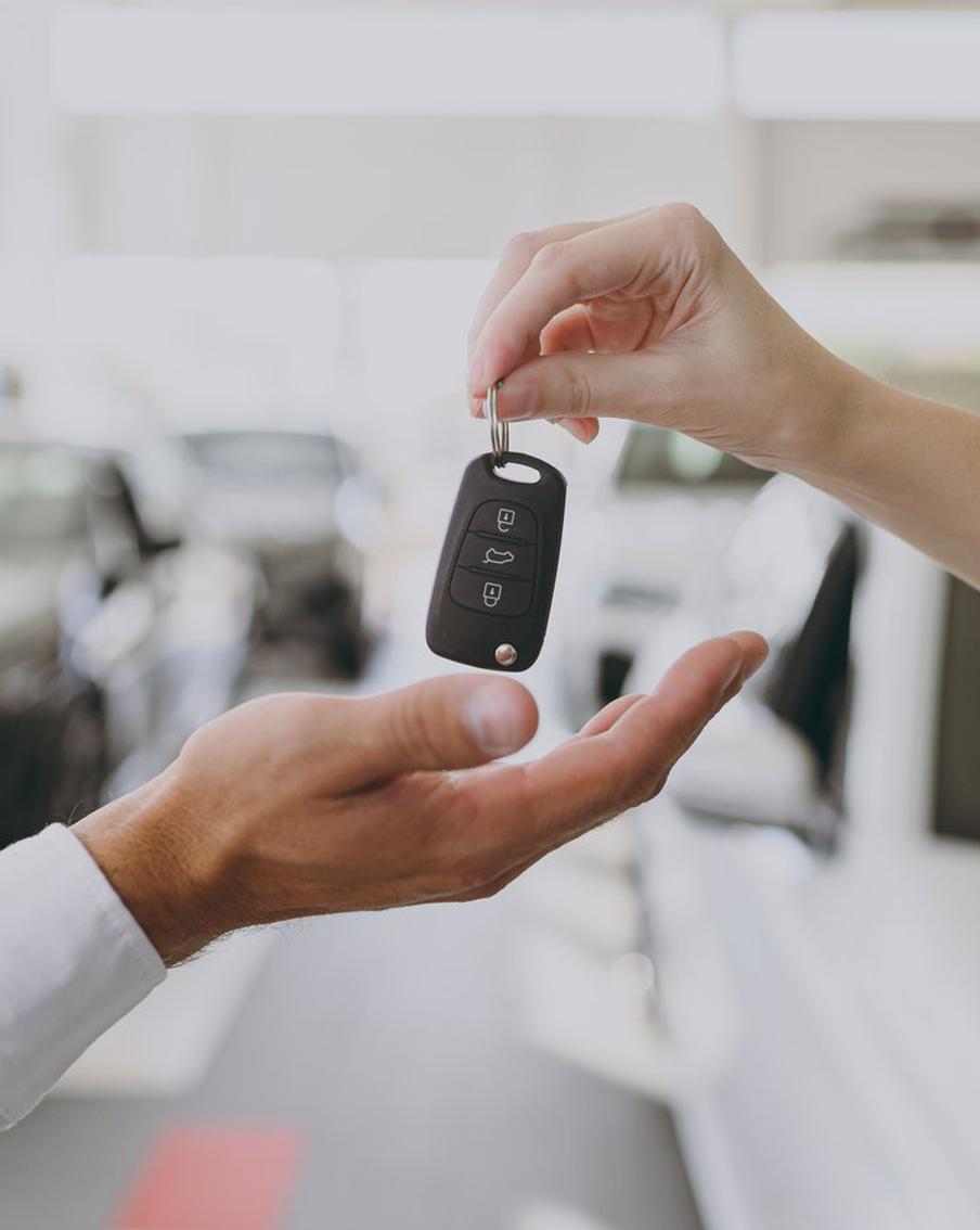 Среди продавцов автомобилей становится популярна "бабушкина схема", ранее появившаяся на рынке недвижимости