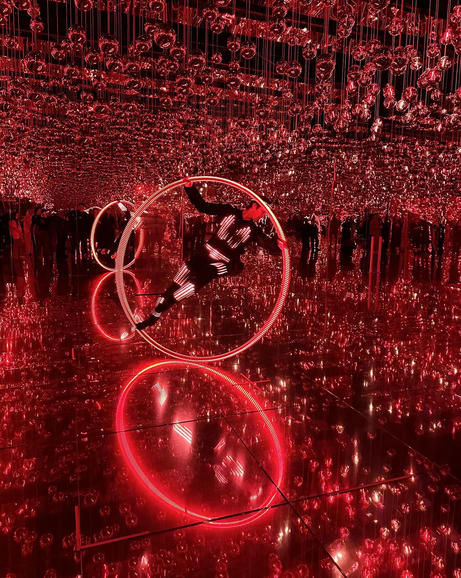 В обруче словно белка в колесе.