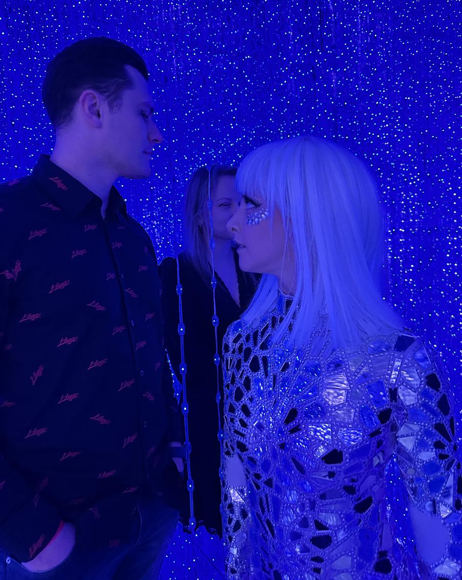 Некоторые артисты заглядывали зрителям прямо в глаза.