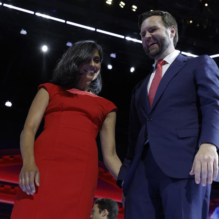 СМИ заподозрили вице-президента США Джей Ди Вэнса в разрыве с женой Ушой Вэнс. Журналисты нашли косвенное подтверждение возможного разлада в семье Вэнсов. Недавно жена американского вице-президента появилась на публике без обручального кольца