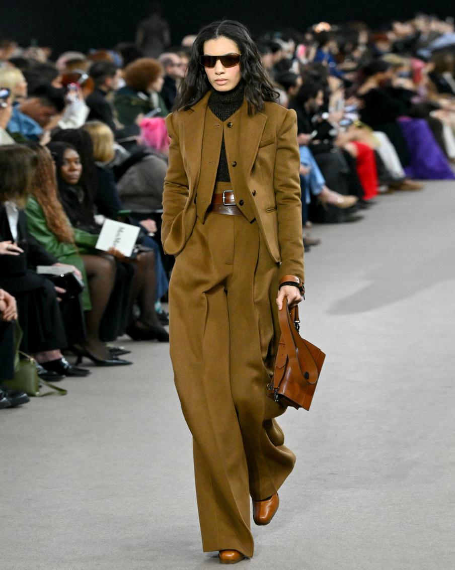 Модель на показе Max Mara.