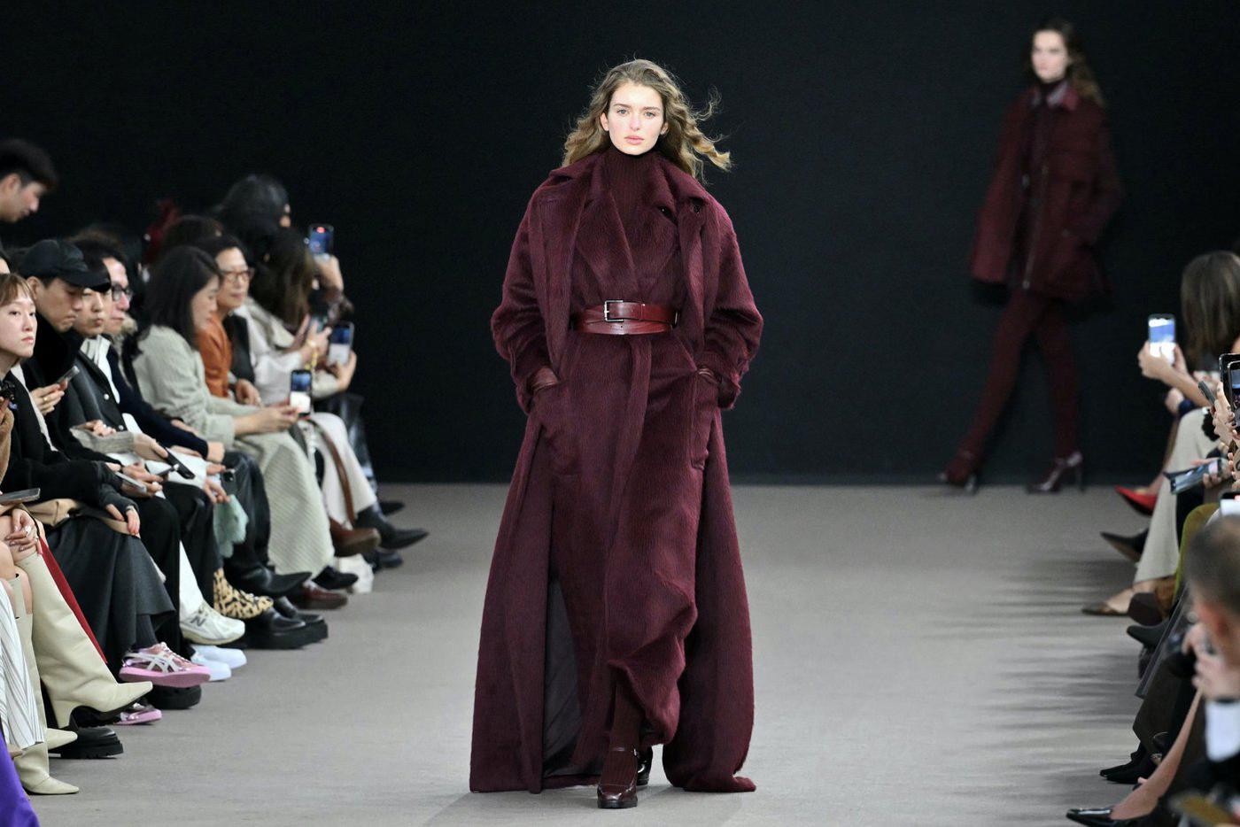 Модель на показе Max Mara.