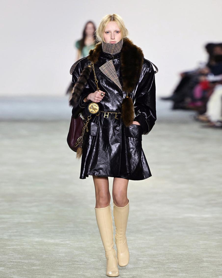 Модель на показе Chloe.