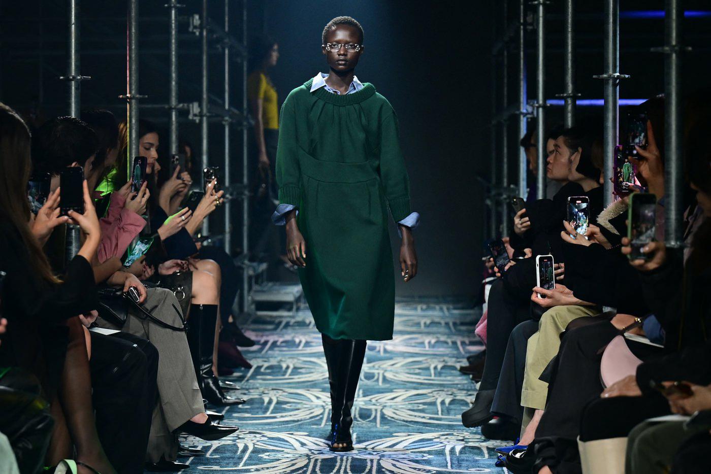 Модель на показе Prada.