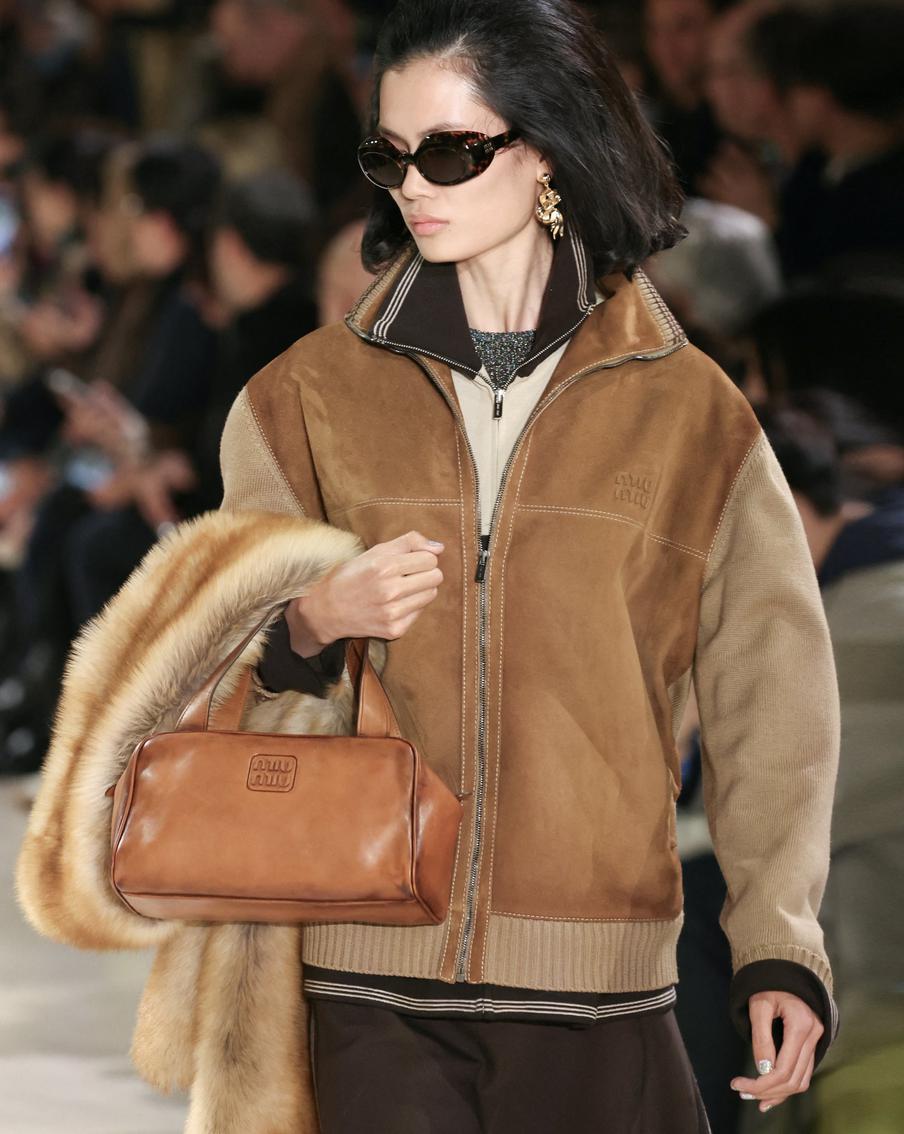 Модель на показе Miu Miu.