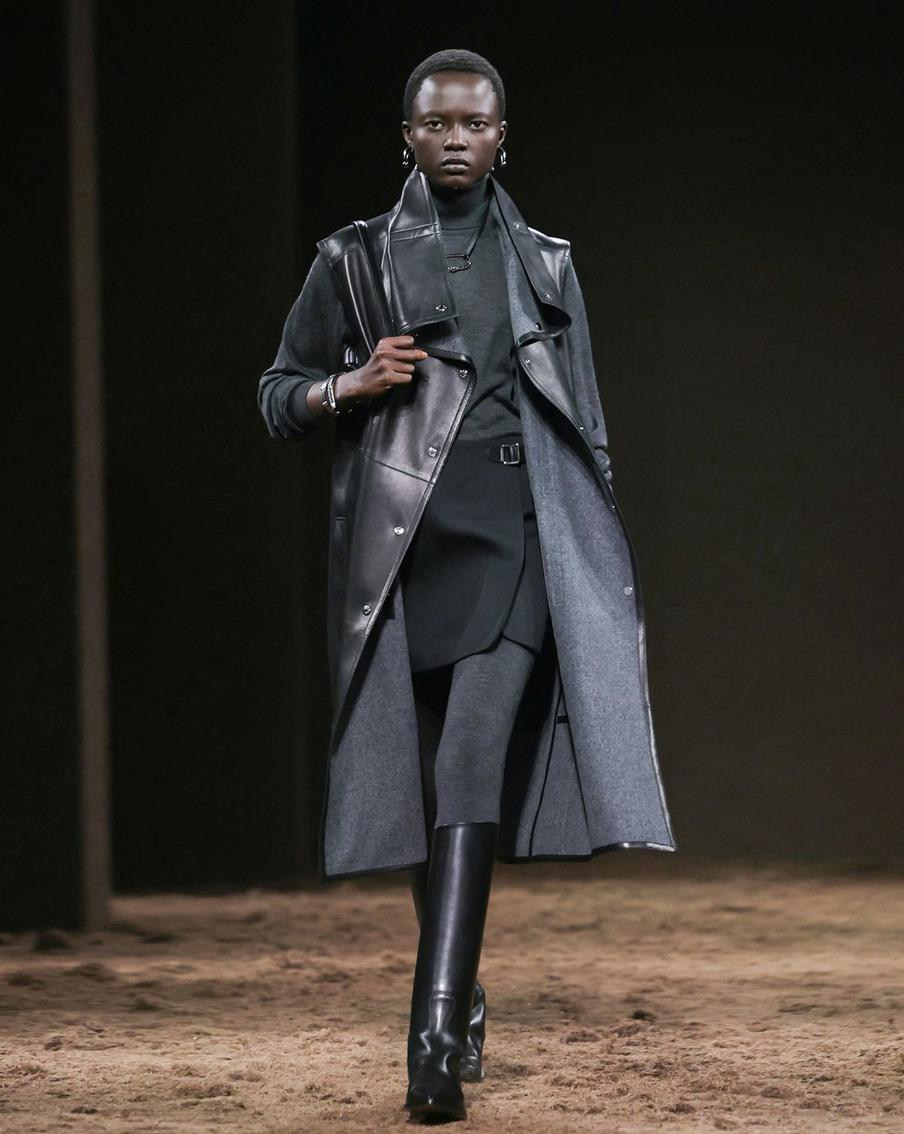 Модель на показе Hermes.