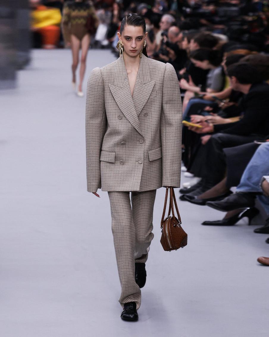 Модель на показе Acne Studios.