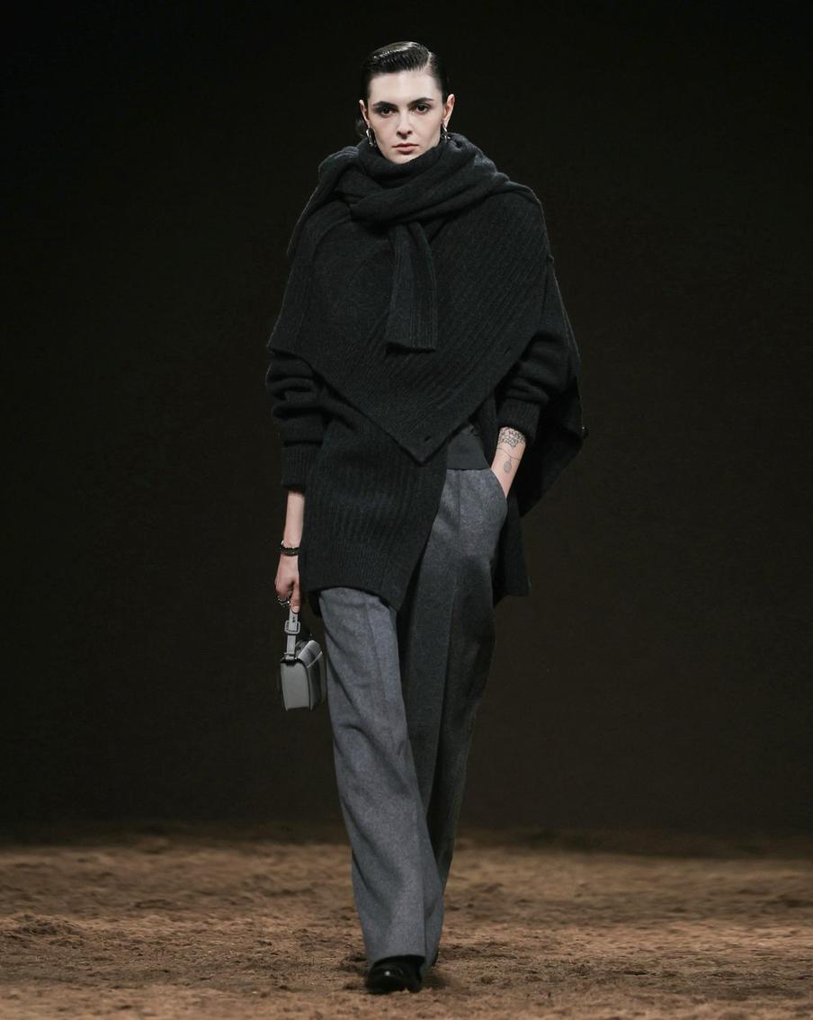 Модель на показе Hermes.