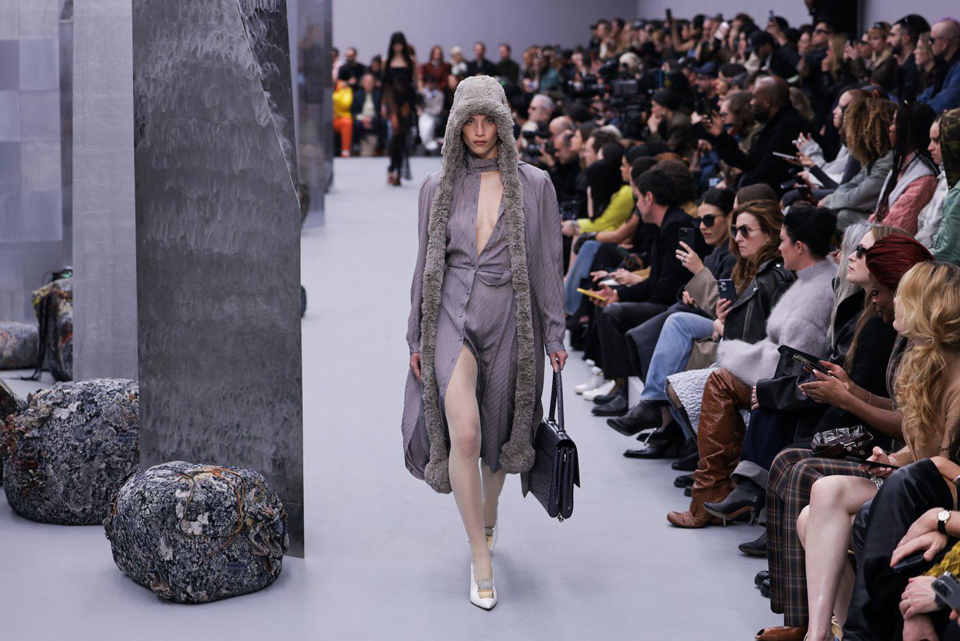 Модель на показе Acne Studios.