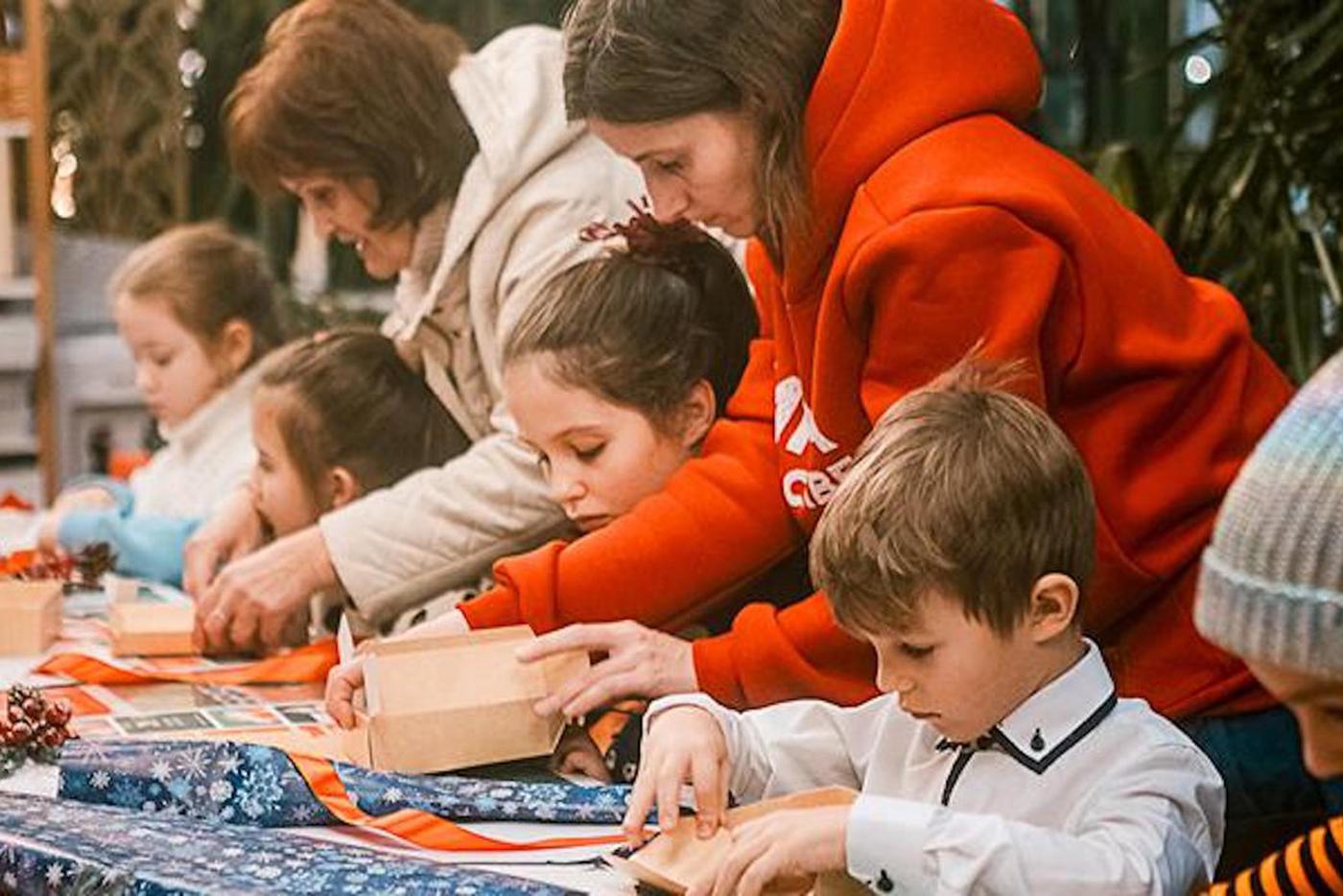 Рукоделие на фестивальной площадке.