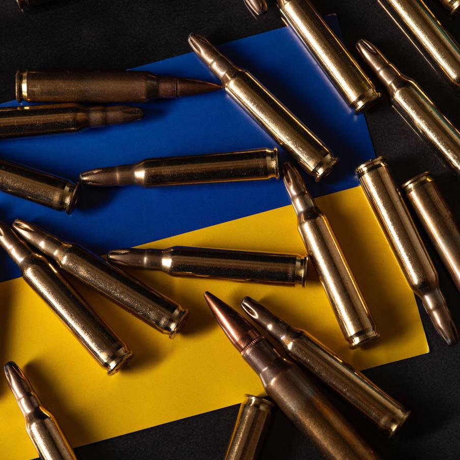 FT узнала о подготовке ЕС к прекращению помощи Украине от США. Как сообщает Financial Times, европейские чиновники выражают обеспокоенность по поводу того, что США могут перестать оказывать военную и финансовую помощь Украине в связи с затянувшимся конфликтом. По словам анонимного источника издания, в такой ситуации президент Украины Владимир Зеленский и его страна окажутся в "уязвимом положении"