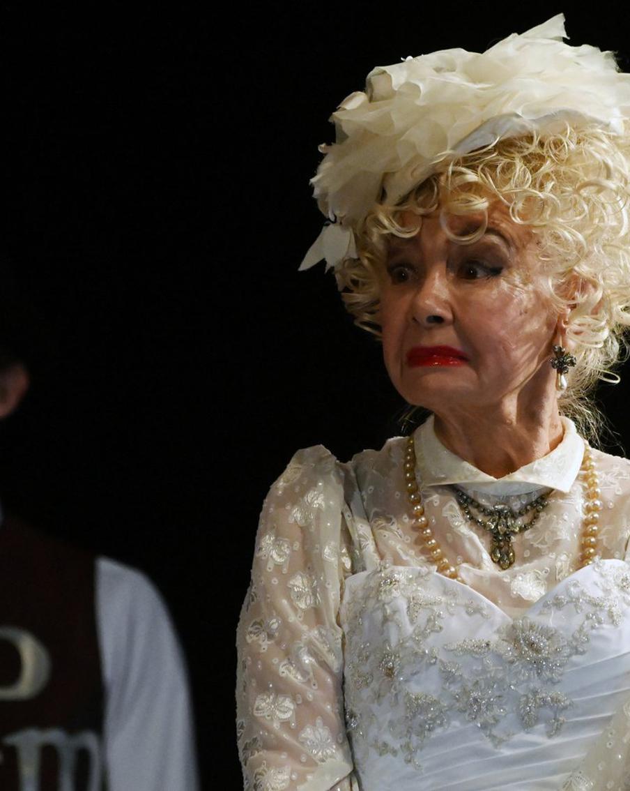 Умерла актриса из "Кабачка "13 стульев" Валентина Шарыкина. 23 ноября на 86-м году жизни скончалась заслуженная артистка Российской Федерации, актриса Московского академического театра сатиры Валентина Дмитриевна Шарыкина. Коллектив театра глубоко скорбит о кончине талантливой актрисы