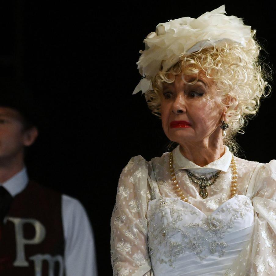 Умерла актриса из "Кабачка "13 стульев" Валентина Шарыкина. 23 ноября на 86-м году жизни скончалась заслуженная артистка Российской Федерации, актриса Московского академического театра сатиры Валентина Дмитриевна Шарыкина. Коллектив театра глубоко скорбит о кончине талантливой актрисы