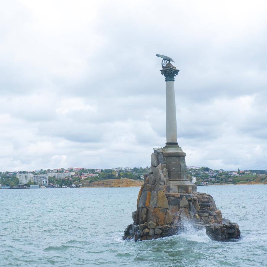 Крымчане выиграли 12 исков к властям Украины о взыскании ущерба от блокад. Арбитражный суд Республики Крым принял решения по 12 искам крымских юридических лиц к украинским властям о возмещении ущерба, причинённого водной и энергетической блокадами. Общая сумма компенсаций составила более 5,3 миллиарда рублей. Об этом сообщил председатель Государственного совета Республики Крым Владимир Константинов в своём телеграм-канале