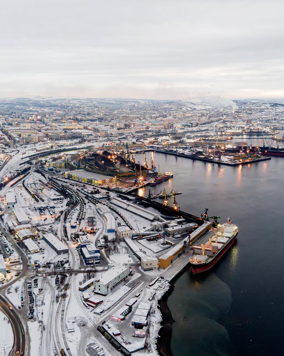 Путин отметил важность развития Арктики. Президент Российской Федерации Владимир Путин провёл совещание с губернатором Мурманской области Андреем Чибисом. В ходе встречи обсуждались вопросы комплексного развития Арктического региона и Трансарктического транспортного коридора, в частности Северного морского пути