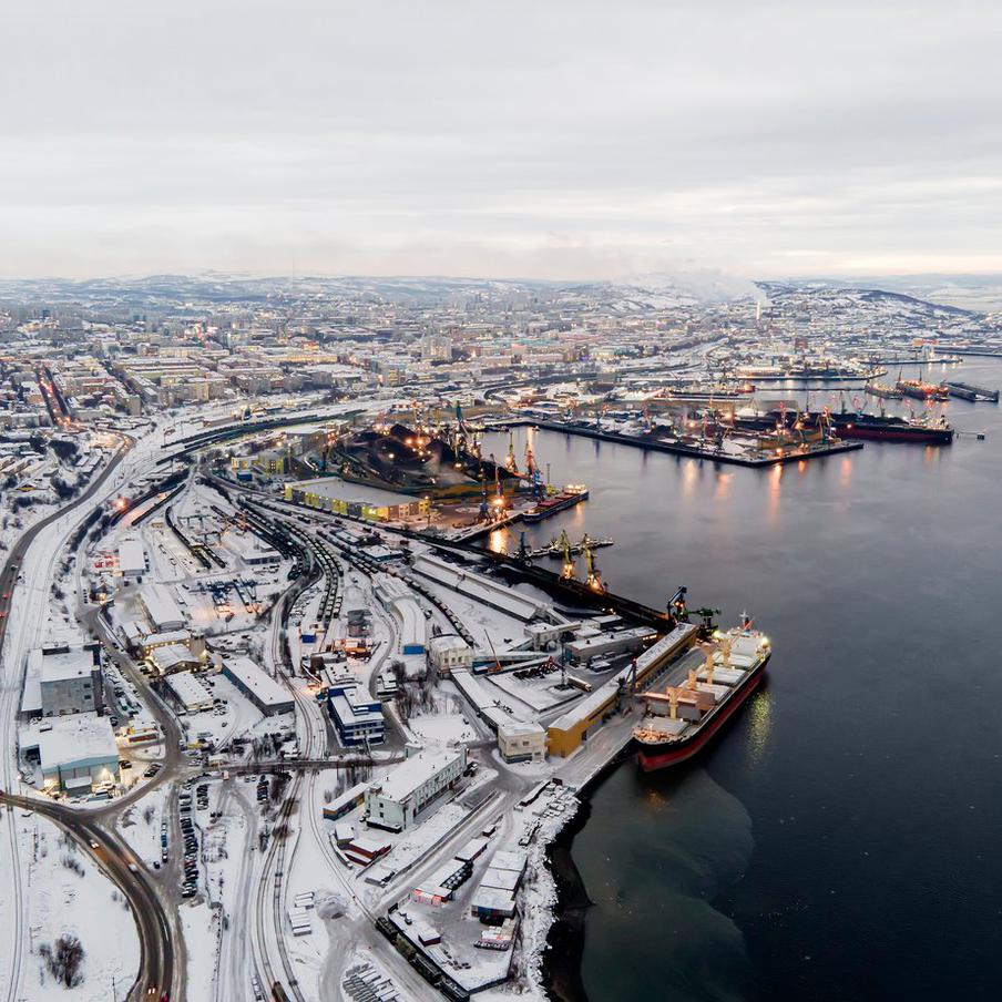 Путин отметил важность развития Арктики. Президент Российской Федерации Владимир Путин провёл совещание с губернатором Мурманской области Андреем Чибисом. В ходе встречи обсуждались вопросы комплексного развития Арктического региона и Трансарктического транспортного коридора, в частности Северного морского пути