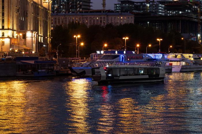 С начала года пассажиры совершили более 250 тыс. поездок на электросудах в вечернее время