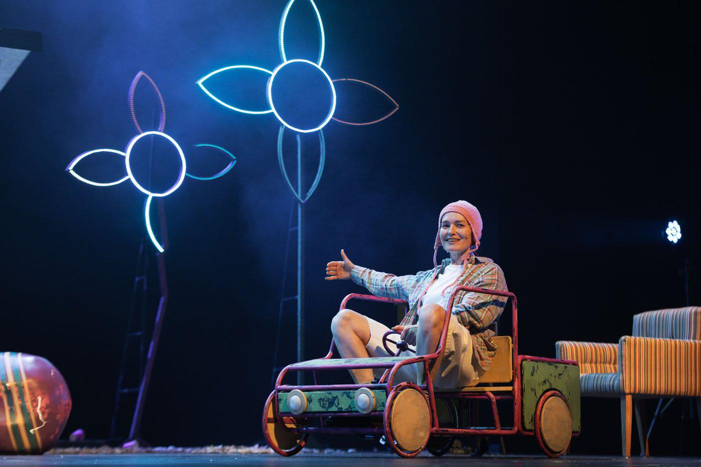 "Оскар и Розовая Дама": как 53-летняя Виктория Толстоганова превратилась в 10-летнего мальчика