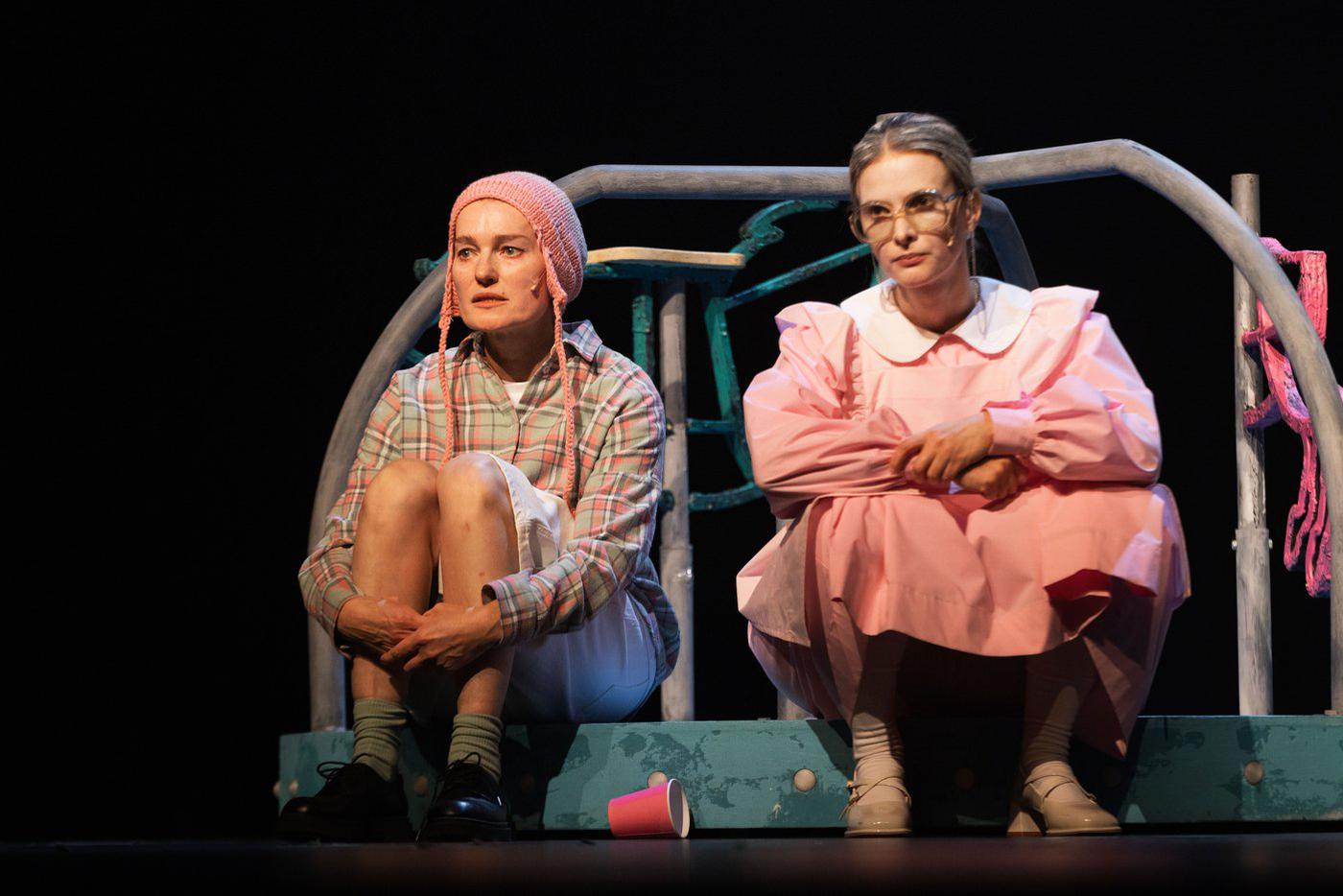 Светлана Иванова и Виктория Толстоганова сыграли в спектакле "Оскар и Розовая Дама".