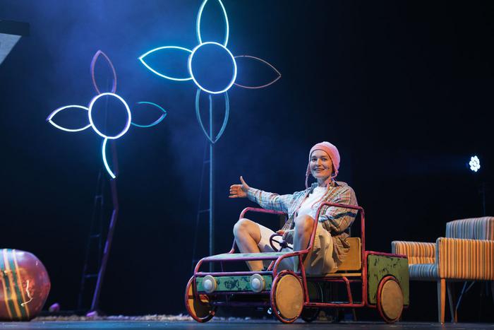 "Оскар и Розовая Дама": как 53-летняя Виктория Толстоганова превратилась в 10-летнего мальчика