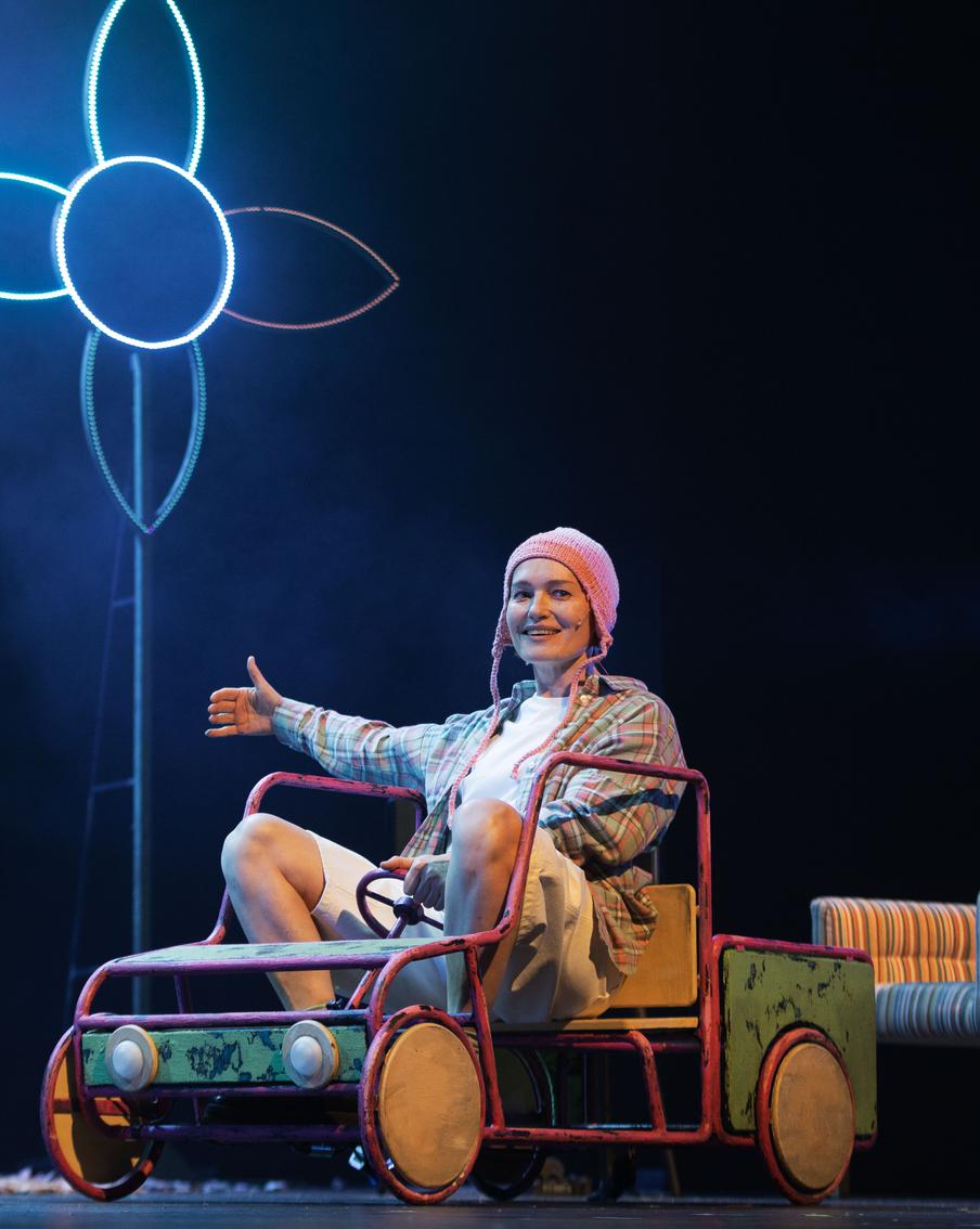 "Оскар и Розовая Дама": как 53-летняя Виктория Толстоганова превратилась в 10-летнего мальчика