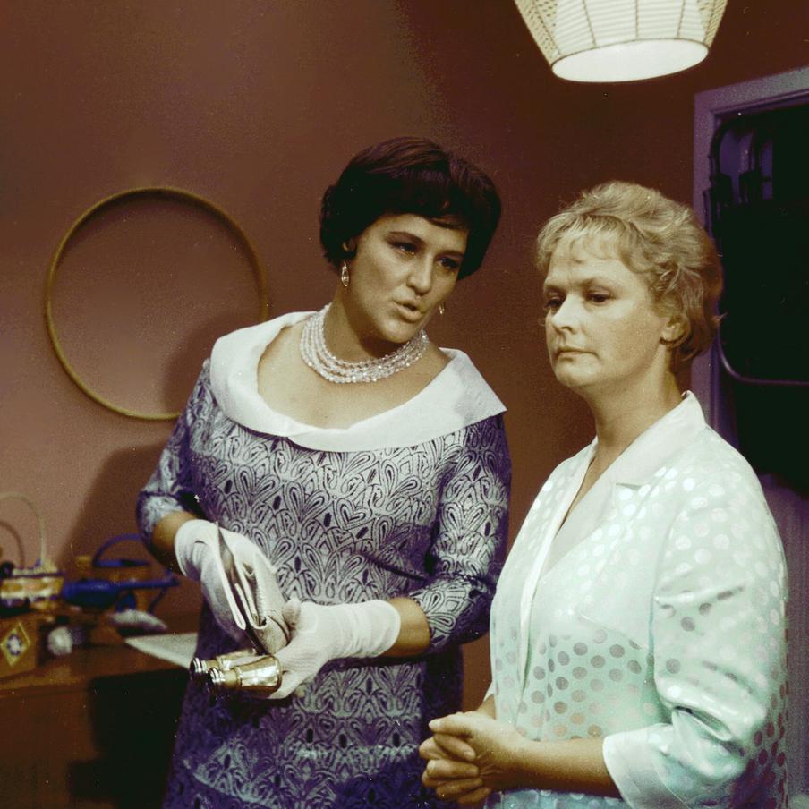 1968 год. Актрисы Нонна Мордюкова в роли управдома Варвары Сергеевны (слева) и Нина Гребешкова в роли Нади Горбунковой (справа) в фильме Леонида Гайдая "Бриллиантовая рука".