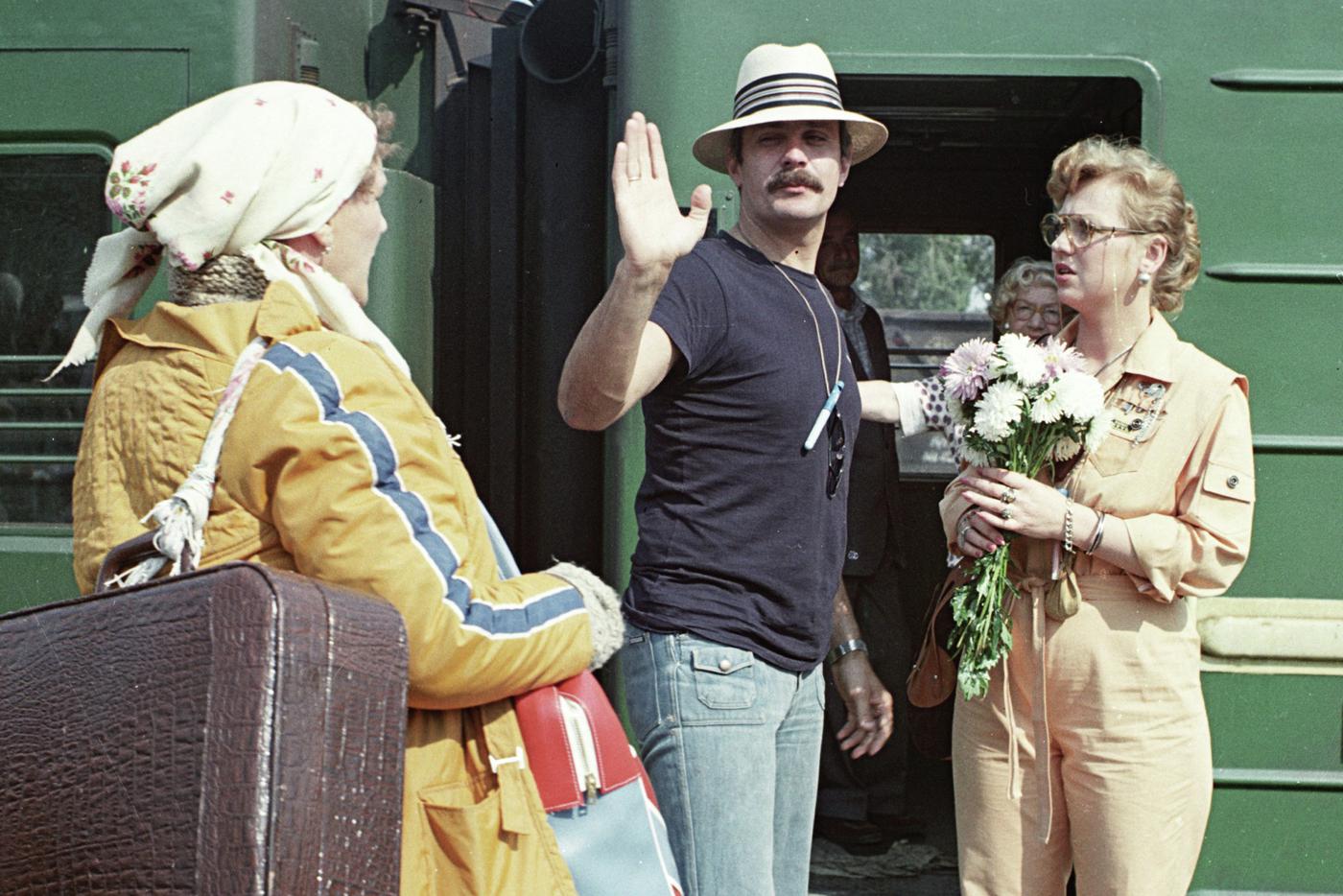 1982 год. На съёмках художественного фильма "Родня". Режиссёр-постановщик Никита Михалков (в центре), народная артистка СССР, лауреат Государственной премии Нонна Мордюкова (слева) и актриса Светлана Крючкова (справа). 