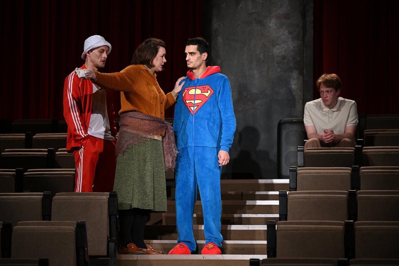 В Театре на Таганке показали спектакль "Молодость всё простит", заранее "убив" режиссёра