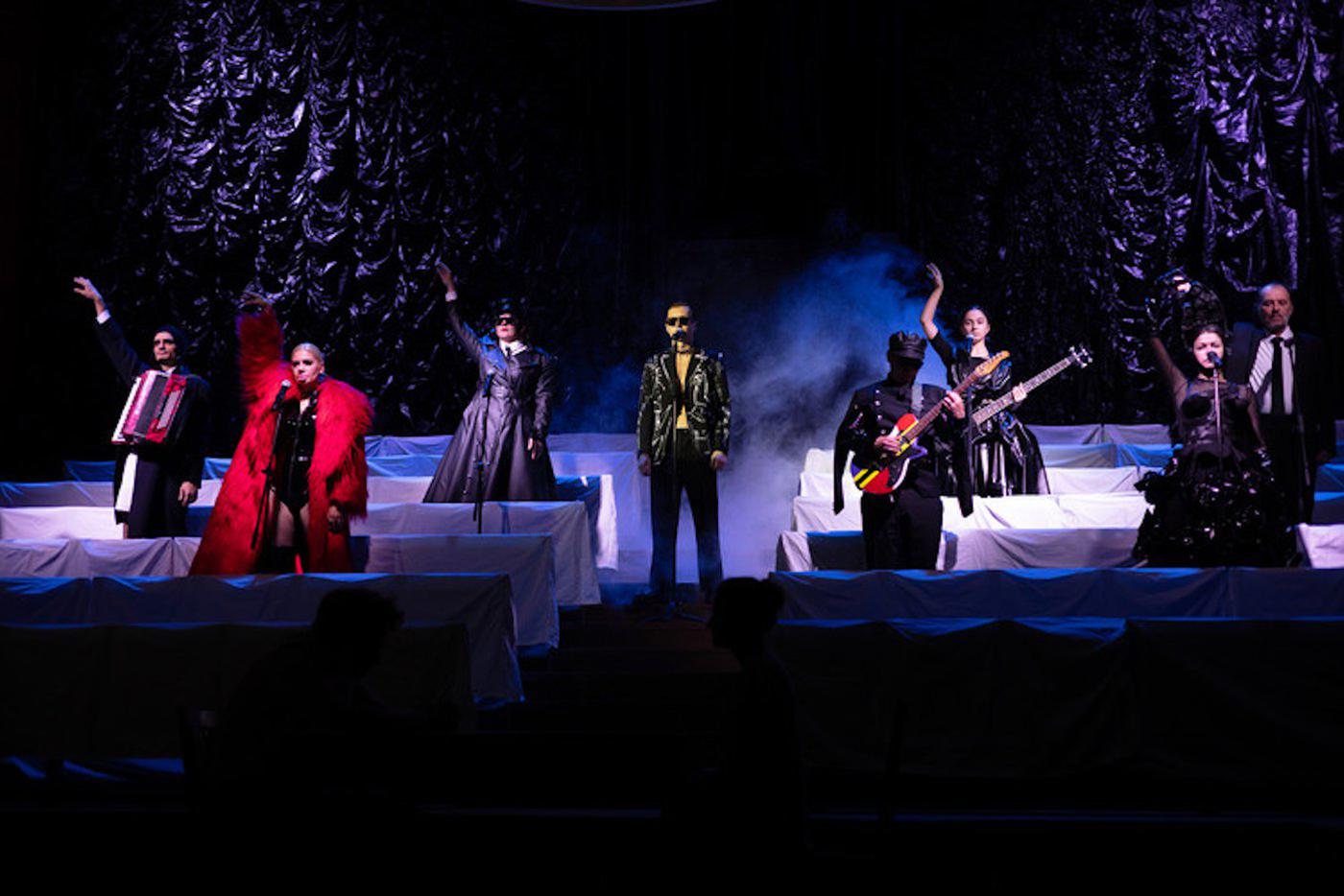 ВИА "Множественное письмо" в третьем акте спектакля "Молодость всё простит"