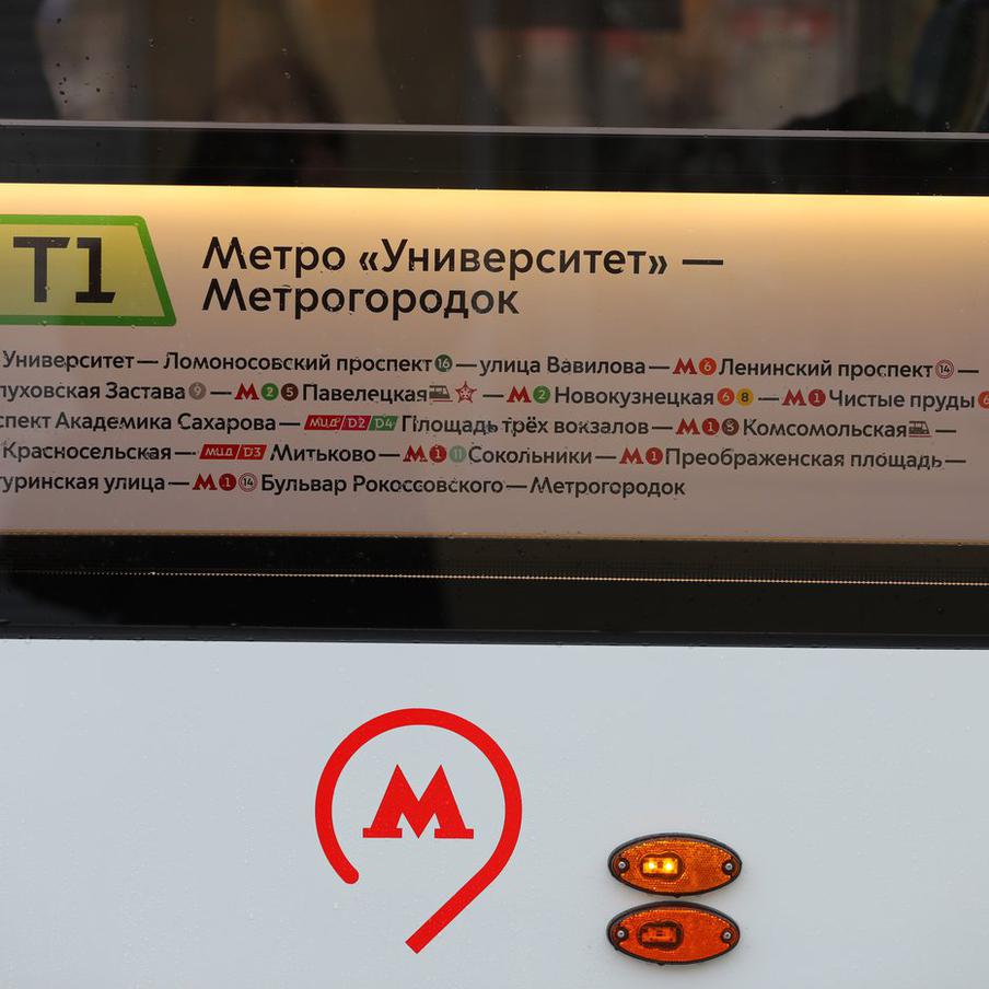 Ключевые улицы и пересадки: на всех 37 трамвайных маршрутах обновились навигационные таблички. На новых элементах сохранили привычный стиль подачи информации, разместили пиктограммы и выделили ключевую информацию