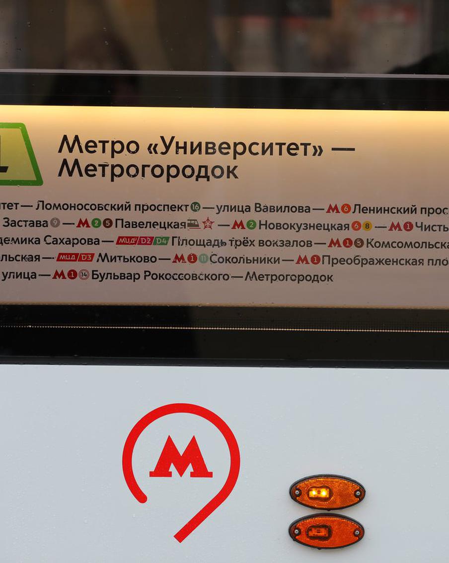 Ключевые улицы и пересадки: на всех 37 трамвайных маршрутах обновились навигационные таблички. На новых элементах сохранили привычный стиль подачи информации, разместили пиктограммы и выделили ключевую информацию