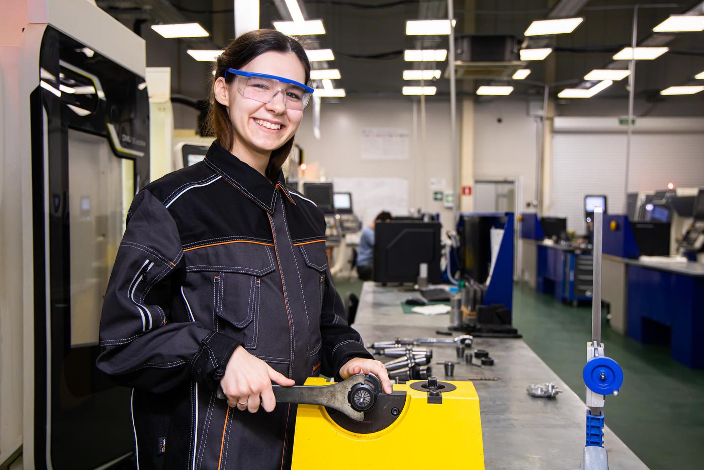 Девушка в токарном цехе: как Анастасия развеяла мифы о "мужской" работе