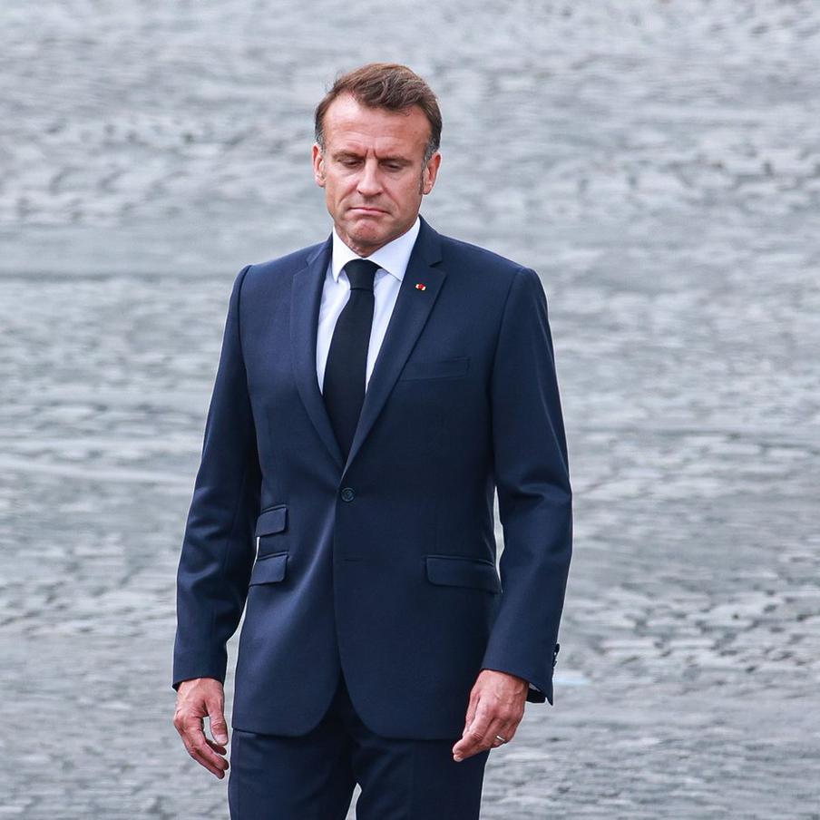 Макрон опасается, что ЕС находится в зоне поражения баллистических ракет РФ. Президент Франции Эмманюэль Макрон выразил обеспокоенность тем, что Франция и другие страны Евросоюза могут оказаться под ударом российских баллистических ракет. В интервью радио RTL он обратил внимание на военную мощь России, отметив, что страна производит подводные лодки, ракеты, танки и другие виды вооружения