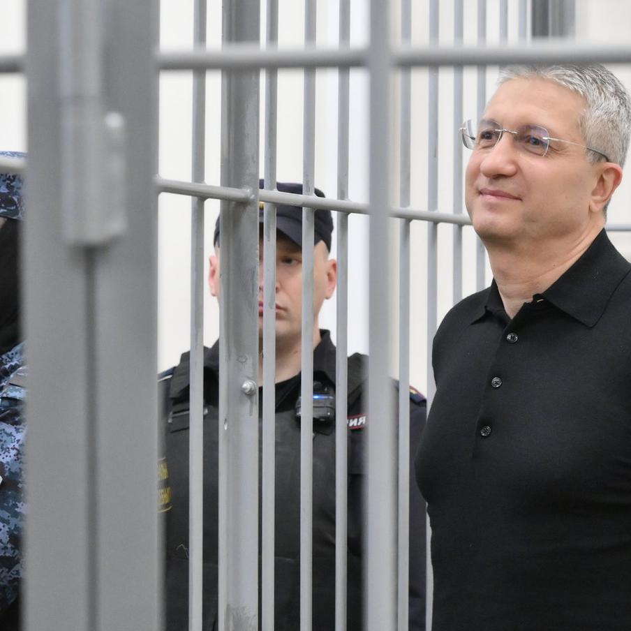 Тимура Иванова признали банкротом. Московский арбитражный суд удовлетворил заявление банка ПСБ о признании банкротом бывшего заместителя министра обороны Тимура Иванова. Суд начал процедуру реализации имущества Иванова, удовлетворив требования банка на общую сумму около 228 миллионов рублей, из которых 175 миллионов — основной долг по кредиту