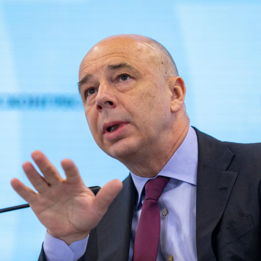 Силуанов: время углеводородного сырья уходит. На международном форуме Финансового университета "Россия: образ будущего", который состоялся в Москве, министр финансов Российской Федерации Антон Силуанов выступил с важной речью. Он обратил внимание на необходимость перехода российской экономики к новым моделям развития, поскольку роль углеводородного сырья в мире постепенно уменьшается