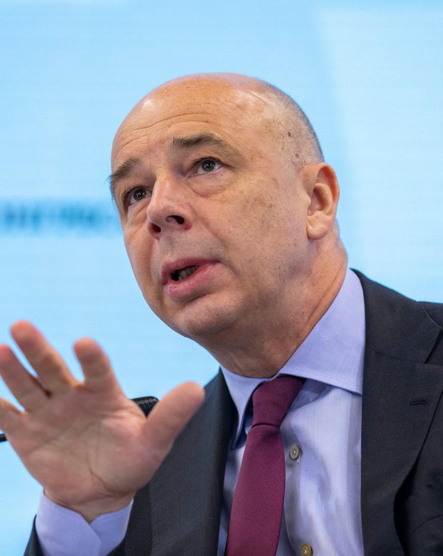 Силуанов: время углеводородного сырья уходит. На международном форуме Финансового университета "Россия: образ будущего", который состоялся в Москве, министр финансов Российской Федерации Антон Силуанов выступил с важной речью. Он обратил внимание на необходимость перехода российской экономики к новым моделям развития, поскольку роль углеводородного сырья в мире постепенно уменьшается