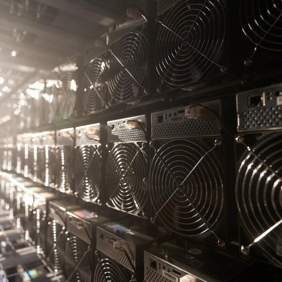 Майнинг-ферму для добычи криптовалют нашли в Ленобласти. В Тосненском районе Ленинградской области в подвале жилого дома было обнаружено оборудование, предположительно, предназначенное для майнинга криптовалют. Об этом сообщает пресс-служба МВД