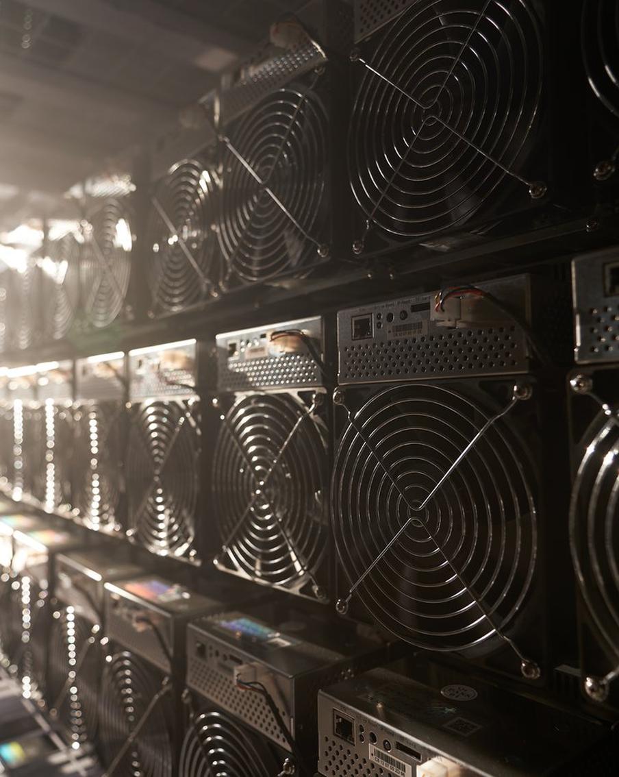 Майнинг-ферму для добычи криптовалют нашли в Ленобласти. В Тосненском районе Ленинградской области в подвале жилого дома было обнаружено оборудование, предположительно, предназначенное для майнинга криптовалют. Об этом сообщает пресс-служба МВД