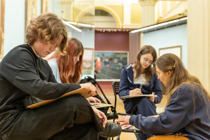 Учащиеся школ искусств изучили произведения выставки Русского музея на ВДНХ