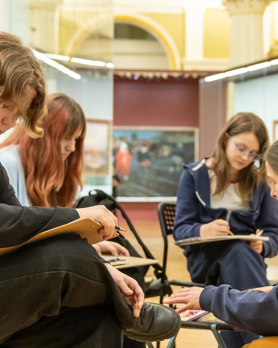 Учащиеся школ искусств изучили произведения выставки Русского музея на ВДНХ