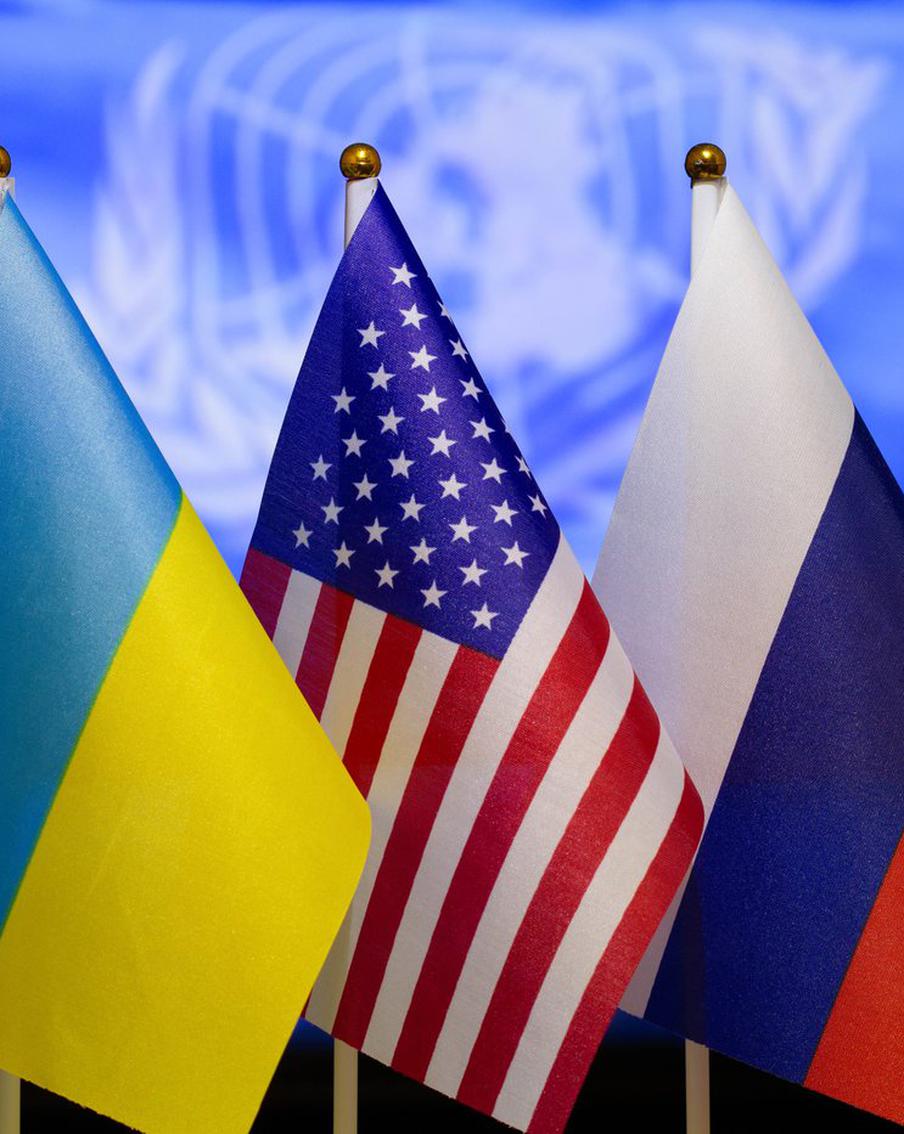 Politico: из нового плана США по Украине убрали пункт про передачу Донбасса. Издание Politico, ссылаясь на два информированных источника, опубликовало информацию о том, что новый американский план по Украине, который был согласован в ходе переговоров в Женеве, претерпел значительные изменения. Документ был сокращён с 28 до 19 пунктов, из него были исключены некоторые ключевые положения