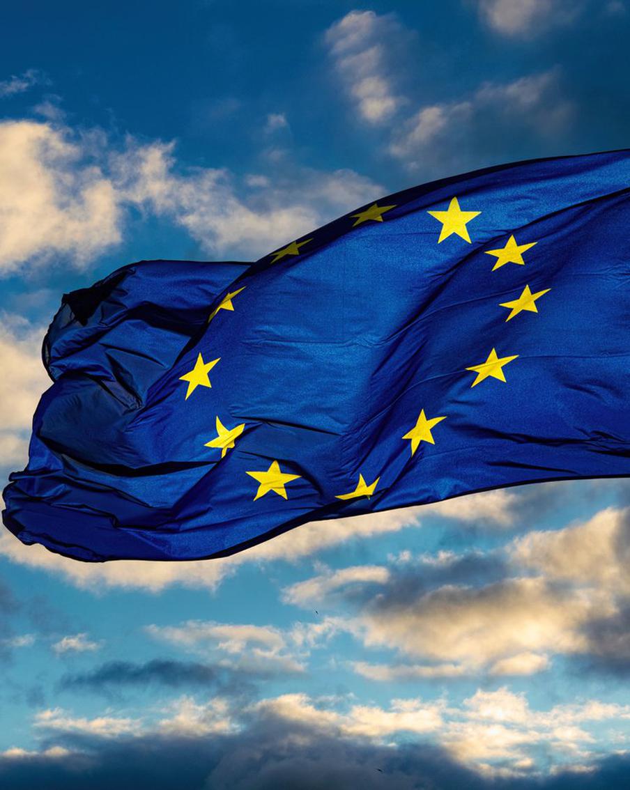 Politico: ЕС начал опасаться провала идеи с кредитом Украине за счёт активов РФ. В Европейском союзе есть опасения, что инициатива предоставления Украине кредита, обеспеченного замороженными российскими активами, может не увенчаться успехом. Это связано с мирным планом США по урегулированию конфликта, который изначально предусматривал использование этих средств для восстановления Украины