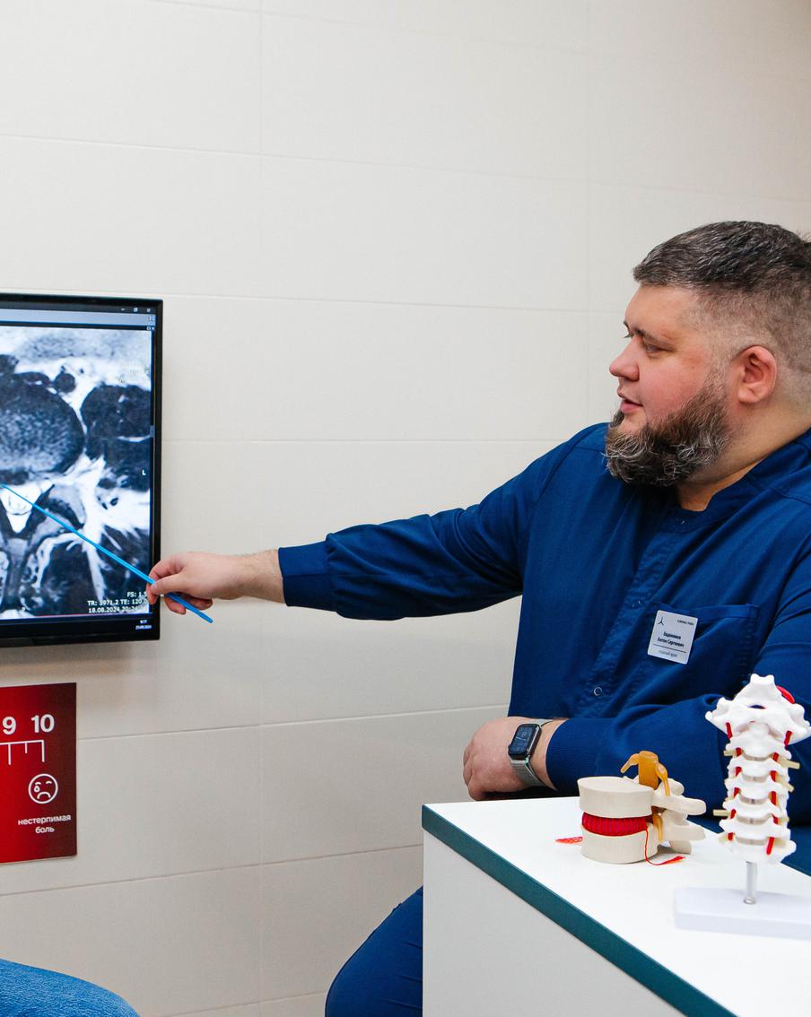 Что делать, если скрутило спину: годные лайфхаки от врача